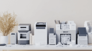 Cómo elegir la mejor trituradora de papel, comparación de modelos modernos en un escritorio, mostrando tamaños y funciones ideales para oficina o hogar