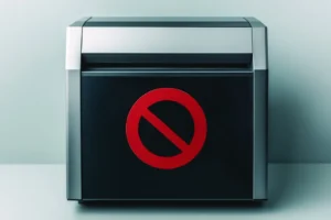 Trituradora de papel con signo de prohibido: qué no triturar en una trituradora de papel, incluyendo fotos, plásticos y grapas, papel húmedo, plásticos. Que daña mi trituradora de papel